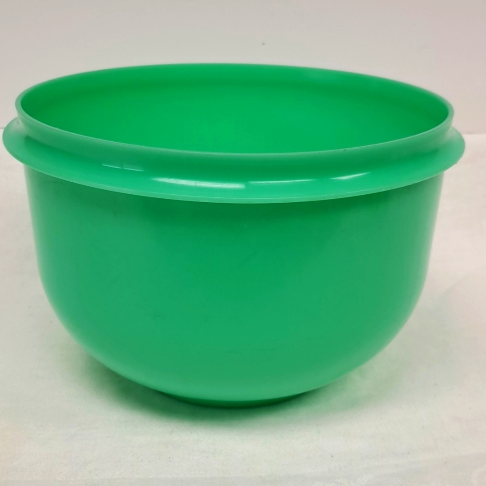 Vintage 8 x5 jadeite green TUPPERWARE mixing bowl